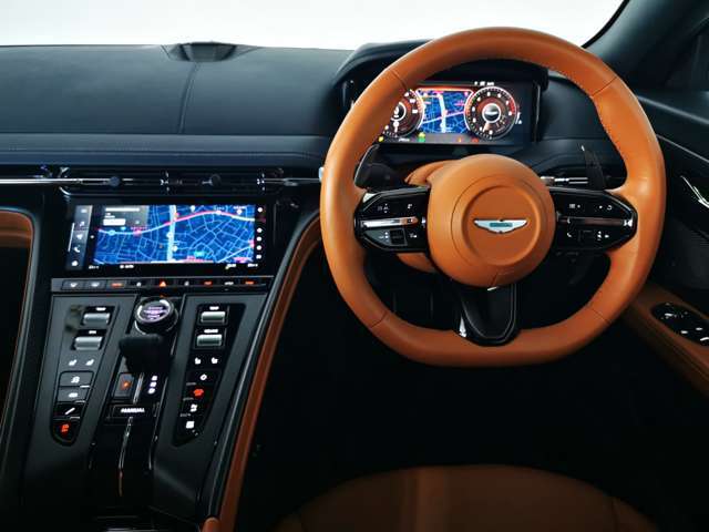 ￥1,147,000「Interior Package 2x2 Twill Satin Carbon Fibre」インストゥルメントパネルの意匠を横基調に変更。ショルダーラインの下にまで達する高いセンターコンソルも特徴である。