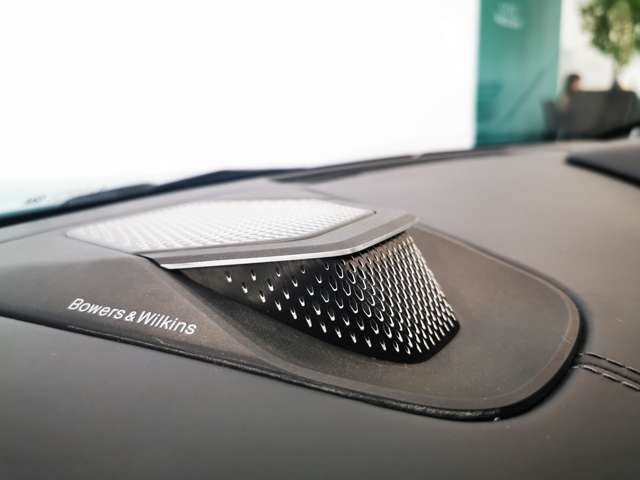 ￥1,216,000「Bowers＆Wilkins Audio System」イギリス高級スピーカー名門である「Bowers＆Wilkins」15基のスピーカーと出力1170Wのダブルアンプを備えており、最.も魅力的なサウンド体験を実現。