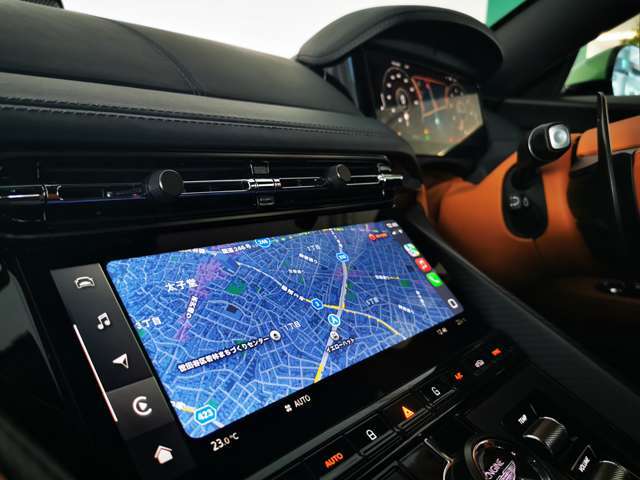 Apple CarPlay標準装備。Asotn Martinが初めて自社開発したインフォテイメントシステム。10.25インチスクリーンは静電容量式タッチコントロールを備えており、30ミリ秒という素早い応答性を実現。