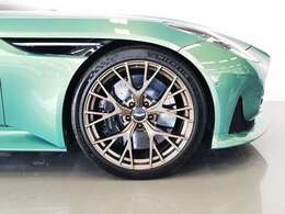 ￥600,000「21 Inch Y-Spoke Satin Bronze 315」純正鋳造アロイホイールとミシュランの「パイロットスポーツ5S」DB12専用設計タイヤ組み合わせ。オーダーメイドタイヤのため、走行性能だけでなく回転音を20％軽減。