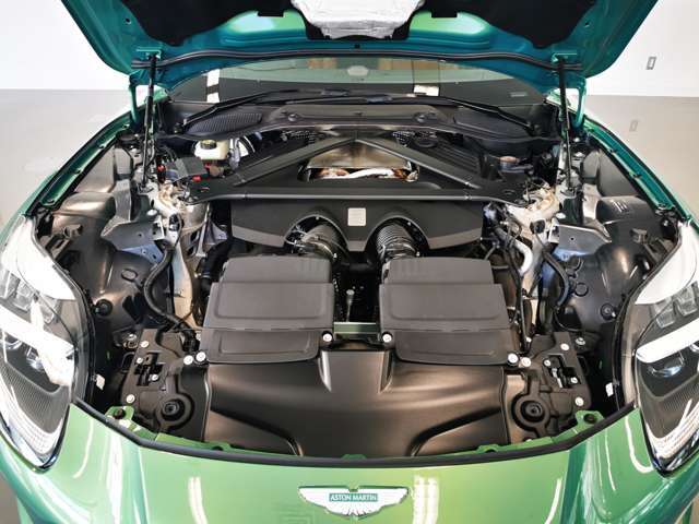 4リッターV8ツインターボ、最.高出力680PS/6000rpm、最大トルク800Nm/2750-6000rpm、先代DB11 AMRも上回るアウトプットを実現。