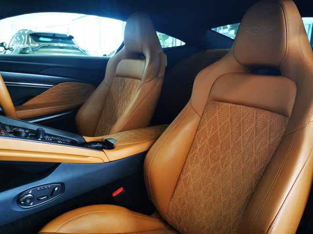 DB12は、ペダル類を着座位置よりも高く配置するため、精密なシートポジションを提供。