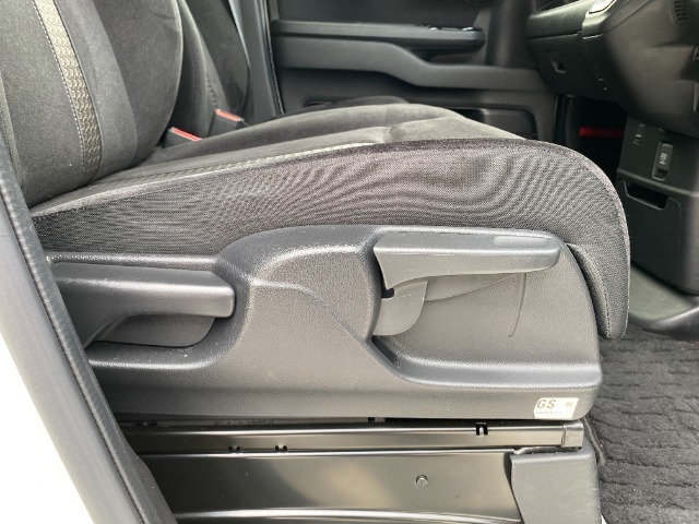 ゆったり・しっかり座れるシートに運転席は高さ調節可能なハイアジャスター付き！シート位置の前後と高さ・ハンドル上下調節で自分に合った最適なポジションを見つけることができます！！