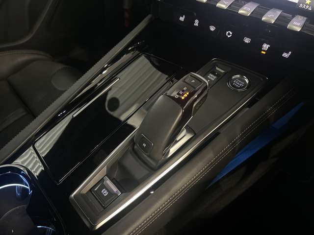 シフトレバーも操作性良く出来ています。運転縞柄ドライブモードを切り替え可能です。