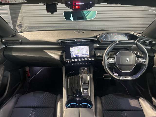 スッキリとまとめられた運転席周りで、運転を楽しくさせる内装です。まさにcockpitです！