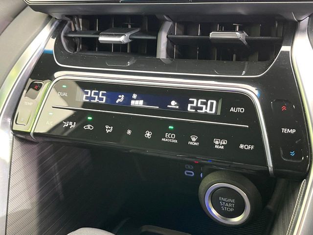 【オートエアコン】一度お好みの温度に設定すれば、車内の温度を検知し風量や温度を自動で調整。暑い…寒い…と何度もスイッチ操作をする必要はありません。快適な車内空間には必須の機能ですね♪