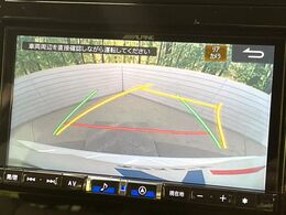 【バックカメラ】駐車時に後方がリアルタイム映像で確認できます。大型商業施設や立体駐車場での駐車時や、夜間のバック時に大活躍！運転スキルに関わらず、今や必須となった装備のひとつです！