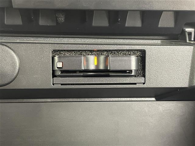 【ETC】有料道路を利用する際に料金所で停止することなく通過できる、ETC車載器（ノンストップ自動料金収受システム機器）が装備されています。セットアップを行うことで利用可能になります。