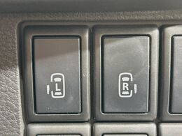 【両側パワースライドドア】スマートキーや運転席のスイッチで後席両側スライドドアの開閉が可能♪電動だから力を入れてドアを開ける必要が無く、小さなお子様でも簡単に開け閉めでき快適です♪