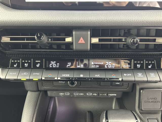 【運転席操作部】『運転席周辺の装備』の画像になります。快適なドライブを楽しむための機能が装備されています！運転席から触れるので使いやすいです！