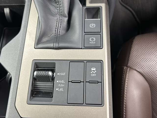 【運転席操作部】『運転席周辺の装備』の画像になります。快適なドライブを楽しむための機能が装備されています！運転席から触れるので使いやすいです！