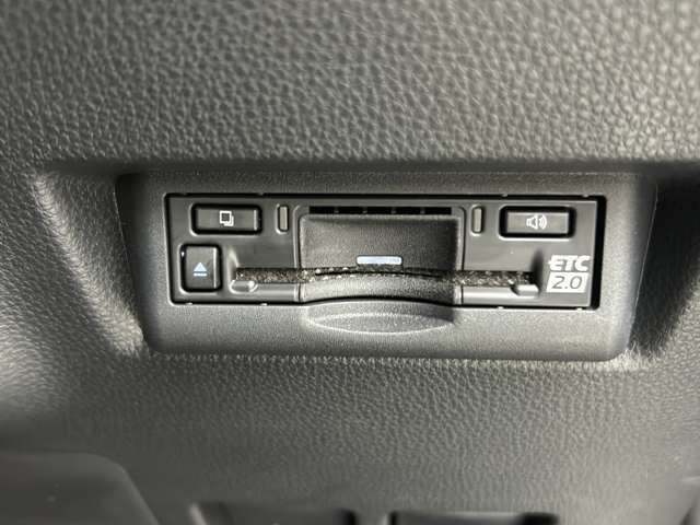 【ETC】有料道路を利用する際に料金所で停止することなく通過できる、ETC車載器（ノンストップ自動料金収受システム機器）が装備されています。セットアップを行うことで利用可能になります。