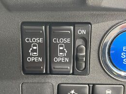 【両側パワースライドドア】スマートキーや運転席のスイッチで後席両側スライドドアの開閉が可能♪電動だから力を入れてドアを開ける必要が無く、小さなお子様でも簡単に開け閉めでき快適です♪