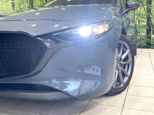 【LEDヘッドライト】悪天候や夜間走行時も良好な視界を確保し安心して運転できる高輝度LEDヘッドライトを装備！点灯速度が早く、消費電力も抑えられています。