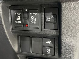 【両側パワースライドドア】スマートキーや運転席のスイッチで後席両側スライドドアの開閉が可能♪電動だから力を入れてドアを開ける必要が無く、小さなお子様でも簡単に開け閉めでき快適です♪