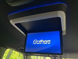 【純正15.6型フリップダウンモニター】大画面モニターで後席でもエンタメをお楽しみいただけます。小さなお子様にも大人気の装備です♪