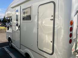 屋内・屋外展示場あり！じっくり現車をご覧いただけます。レンタカーもございます！まずはご覧ください！