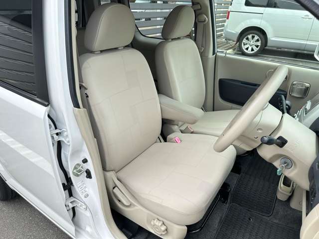 運転席はシートハイトアジャスターで高さ調整可能です。お好きなドライビングポジションを可能にします。