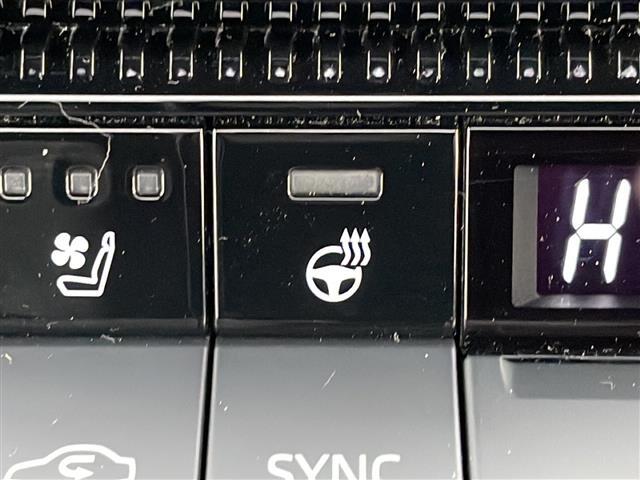 【ステアリングヒーター】軽い力で扱いやすいハンドルです。目立つ傷やスレなどなく綺麗な状態です！除菌プランいれていただくとさらに快適に！清潔なお車はお子様にも安心ですね！