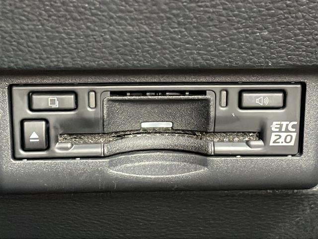 【ETC】有料道路を利用する際に料金所で停止することなく通過できる、ETC車載器（ノンストップ自動料金収受システム機器）が装備されています。セットアップを行うことで利用可能になります。