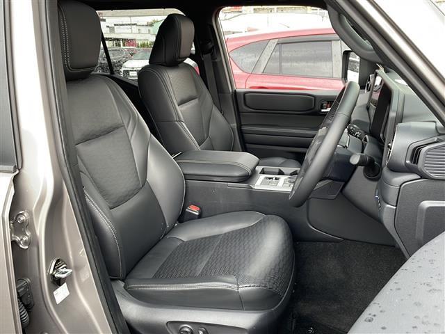 【運転席】座り心地が良いシートなので長時間の運転でも快適にお過ごしいただけます。新品のフロアマットのご注文も可能です。掲載箇所以外にご希望の写真がございましたらお気軽にお問い合わせ下さい。