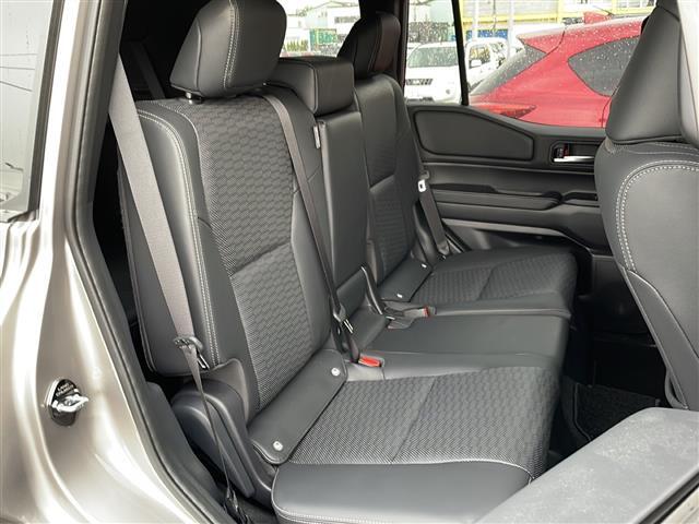 【後部座席】後席もゆったりドライブを楽しめます。ガリバーでご購入いただきましたら、内外装はプロこだわりのクリーニングで清潔なおクルマでご納車させていただきます！店舗での現車確認も承っています！