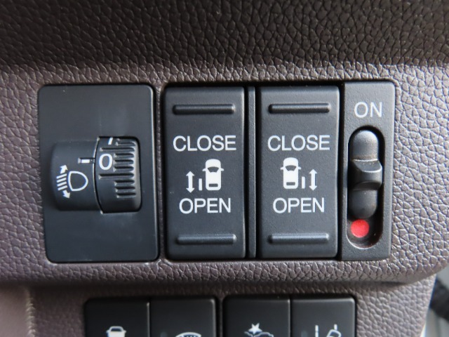 両側パワースライドドアとなりますので運転席からでもスイッチ一つでドアの開け閉めも可能です！