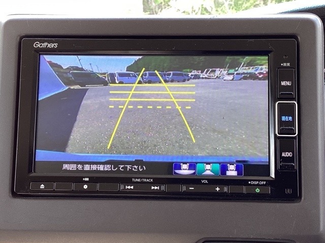 ガイド線表示機能付きのバックカメラで、バックでの車庫入れも安心です。