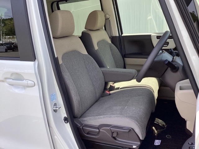 フロントは助手席と繋がったベンチシートです。運転席は、高さを調整できるハイトアジャスター付きです。