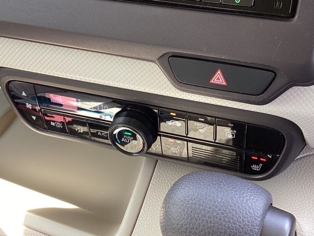 運転席のシートヒーターで寒い日もすぐに温かくなり快適に過ごせます。2段階の温度調整が可能です。