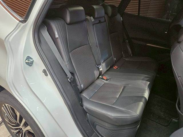 セカンドシートは大人二人が乗っても十分なスペースが確保されております。各種「室内除菌抗菌コーティング」「室内クリーニング」も取り揃えておりますよ。