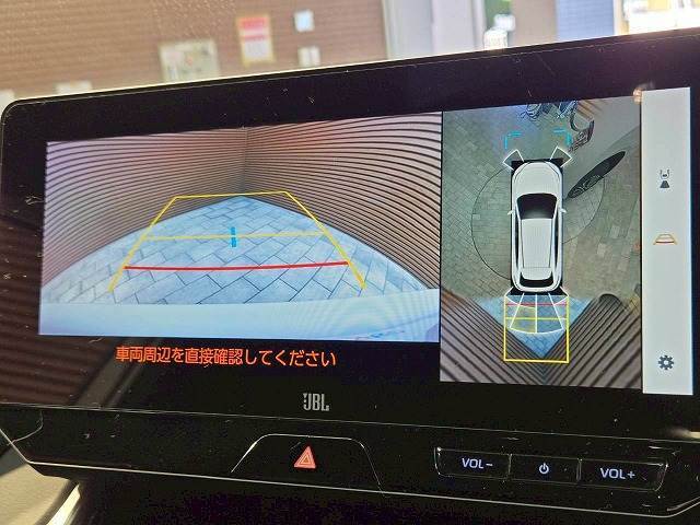 【パノラミックビューモニター】専用のカメラにより、上から見下ろしたような視点で360度クルマの周囲を確認することができます☆死角部分も確認しやすく、狭い場所での切り返しや駐車もスムーズに行えます。