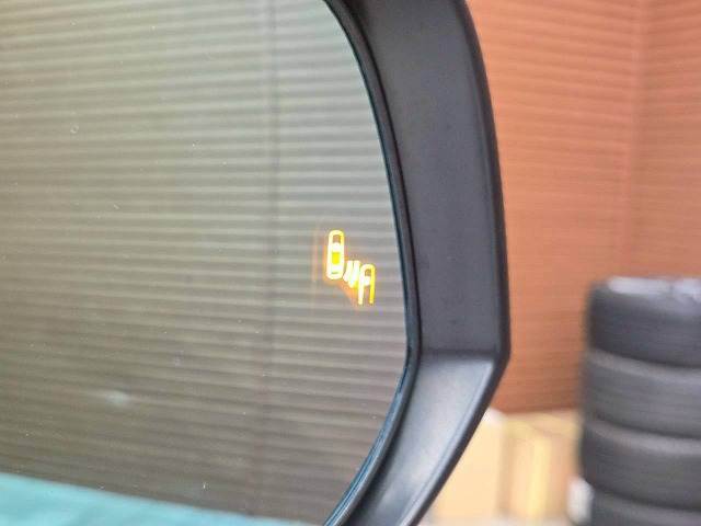 【ブラインドスポットモニター（BSM）】車線変更時に車両後方から来る車両を検知し安全をサポートする装置です。