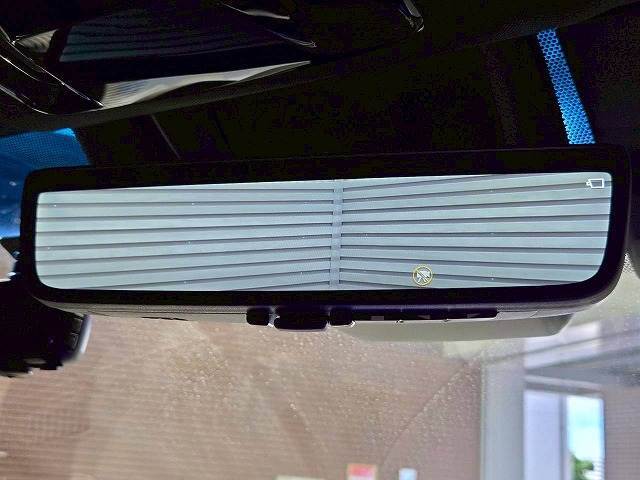 【デジタルインナーミラー】を搭載しております。ミラーにより後方確認ができますので、駐車の際などに役立ちます。
