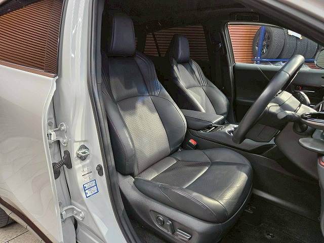 各ブランドのシートカバー取り扱っております、また弊社オリジナルフロアマットもございます。自慢の愛車をアレンジしましょう☆