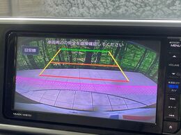 【バックカメラ】駐車時に後方がリアルタイム映像で確認できます。大型商業施設や立体駐車場での駐車時や、夜間のバック時に大活躍！運転スキルに関わらず、今や必須となった装備のひとつです！