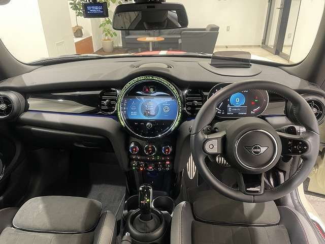 時を経ても深い魅力を放ち続けるMINI。より快適にお乗り頂くために、3つのサポートプログラムをご用意しております。※認定中古車保証は登録日より最長4年間まで延長が可能です。