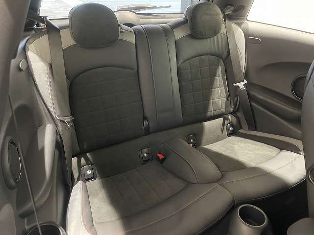 MINIを熟知したメカニックによる、360度での納車前点検。ドイツ本国と同様の教育・訓練を受けたBMW専門のメカニックが、360度によるポイントを徹底的に点検、整備いたします。