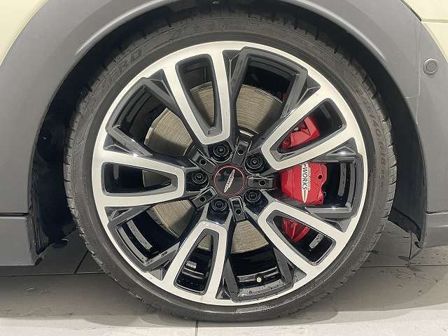 サービスにはドイツ本国と同様に教育と訓練を受け、MINIを知り尽くした「マイスター」が数多く在籍しております。360度による納車前点検整備で、お客様に安心と安全をお届けいたします。