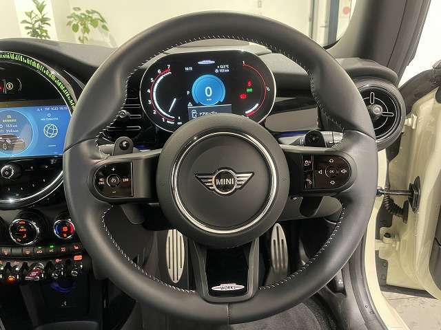 また、MINI正規認定中古車は、エマージェンシーサービスが自動付帯。24時間365日、皆様のカーライフをサポートいたします。確かな安心のうえで、「駆けぬける歓び」をご堪能ください。