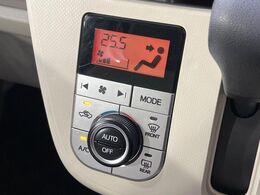 【オートエアコン】一度お好みの温度に設定すれば、車内の温度を検知し風量や温度を自動で調整。暑い…寒い…と何度もスイッチ操作をする必要はありません。快適な車内空間には必須の機能ですね♪