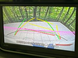 【バックカメラ】駐車時に後方がリアルタイム映像で確認できます。大型商業施設や立体駐車場での駐車時や、夜間のバック時に大活躍！運転スキルに関わらず、今や必須となった装備のひとつです！