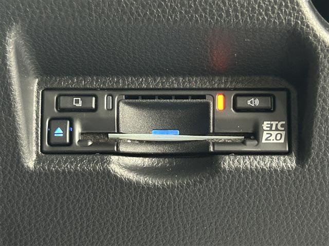 【ETC】有料道路を利用する際に料金所で停止することなく通過できる、ETC車載器（ノンストップ自動料金収受システム機器）が装備されています。セットアップを行うことで利用可能になります。
