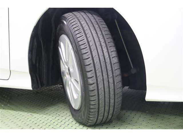 タイヤサイズ　195/65R15。