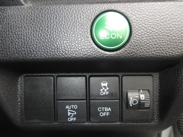 VSA（車両挙動安定化制御システム）とは、従来の車輪のロックを防ぐABS、車輪の空転を抑制するTCSに加え、クルマの横滑り、曲がるを制御し、走る・曲がる・止まるの全領域で安定性を確保するシステムです。
