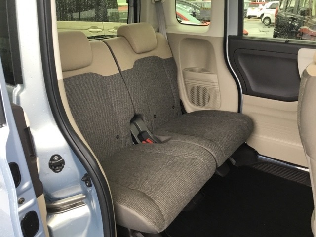 狭い駐車場でも、スライドドアならチャイルドシートへのお子さまの乗降や荷物の積載もスムーズ。