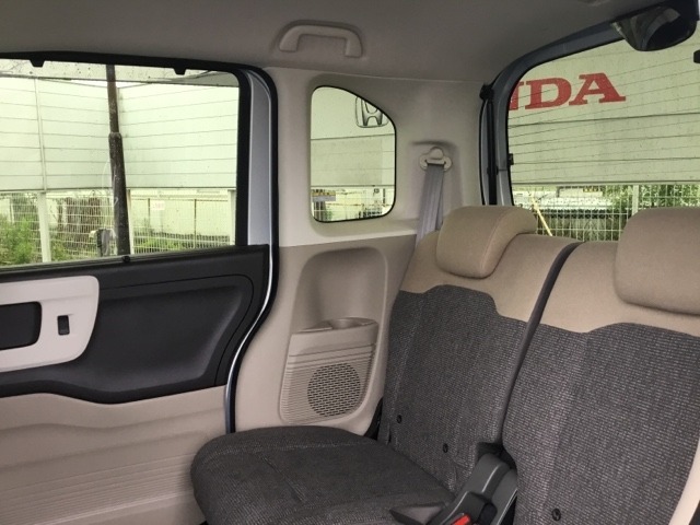 ホンダ独自の技術、センタータンクレイアウトにより、軽自動車とは思えない室内空間です。