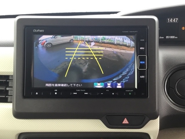 バックモニター付きで、車庫入れやバック時の後方確認をサポート。