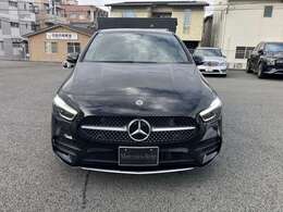 フロントグリルに大きく輝くスリーポインテッドスター。メルセデスベンツならではのステータスを感じる事が出来ます。