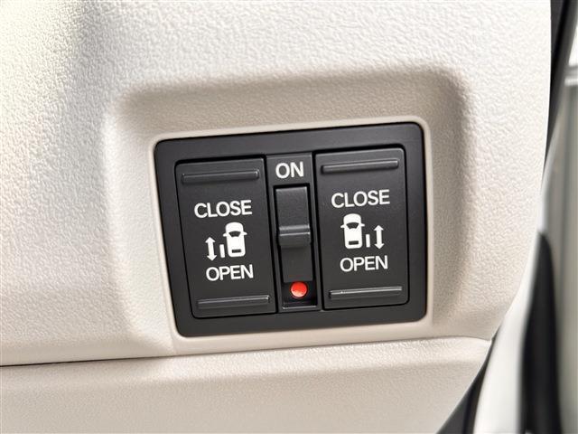 ☆電動スライドドアの開閉操作は運転席からもできます。同乗者をしっかりエスコートできますね♪☆